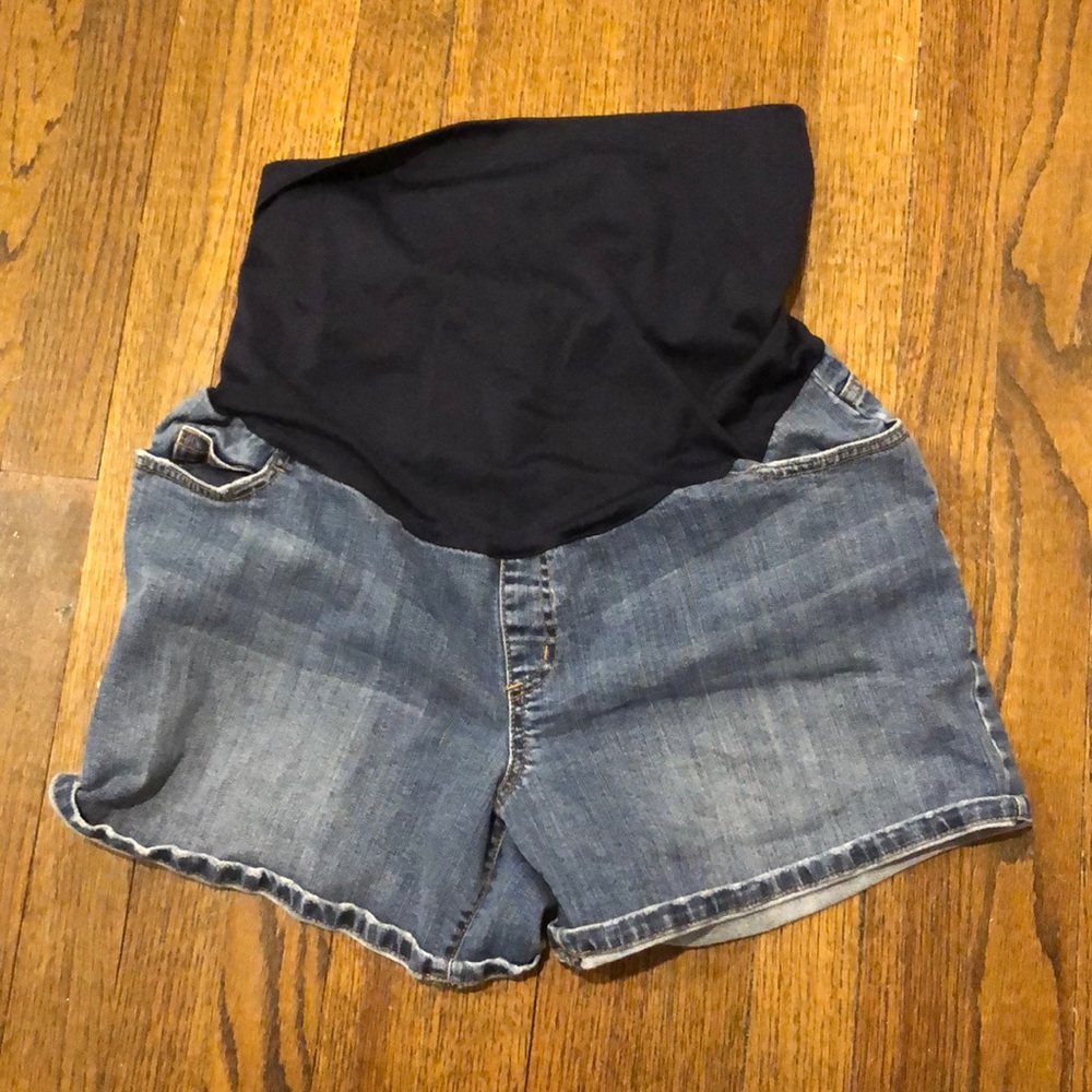 Liz Lange maternity shorts